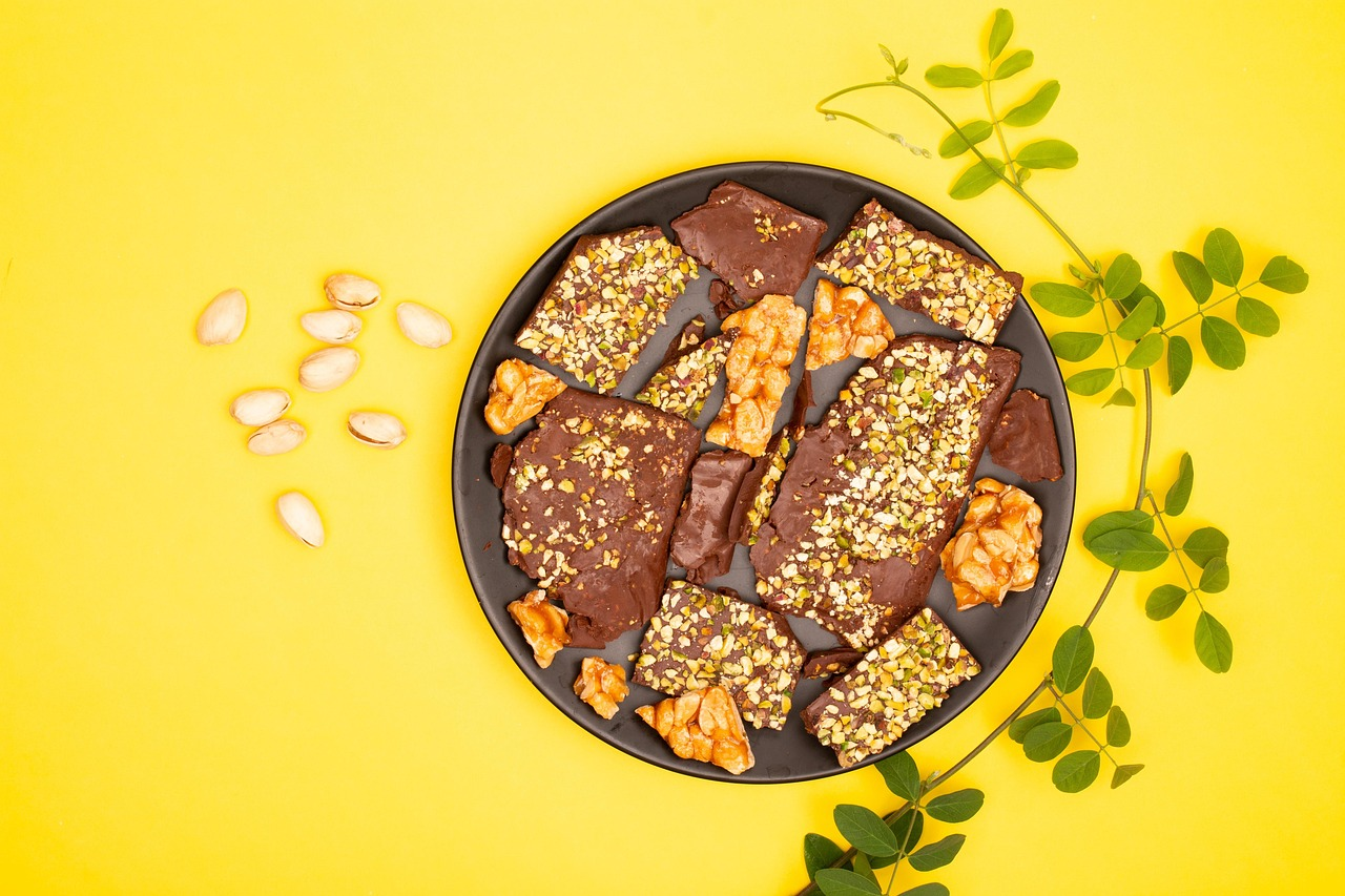 Pistachio chocolate Dubai chewy cookies showing viral Korean dessert trend ingredients