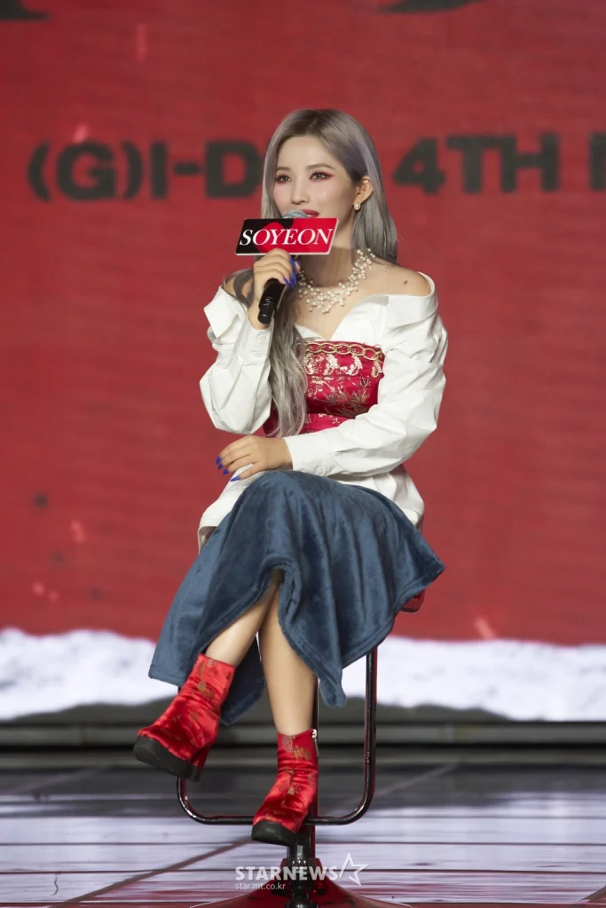 Lee Young-ji performing ROBOT, showcasing her confident K-hip hop style